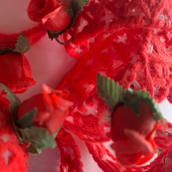 Set of 8 Handmade by Grandma Eclectic red crochet napkin rings with a red rose - Picture 4 of 4